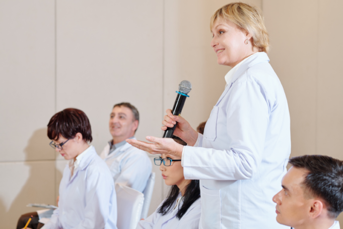 An image of a conference where hospital facility management professionals gather to learn more about compliance.